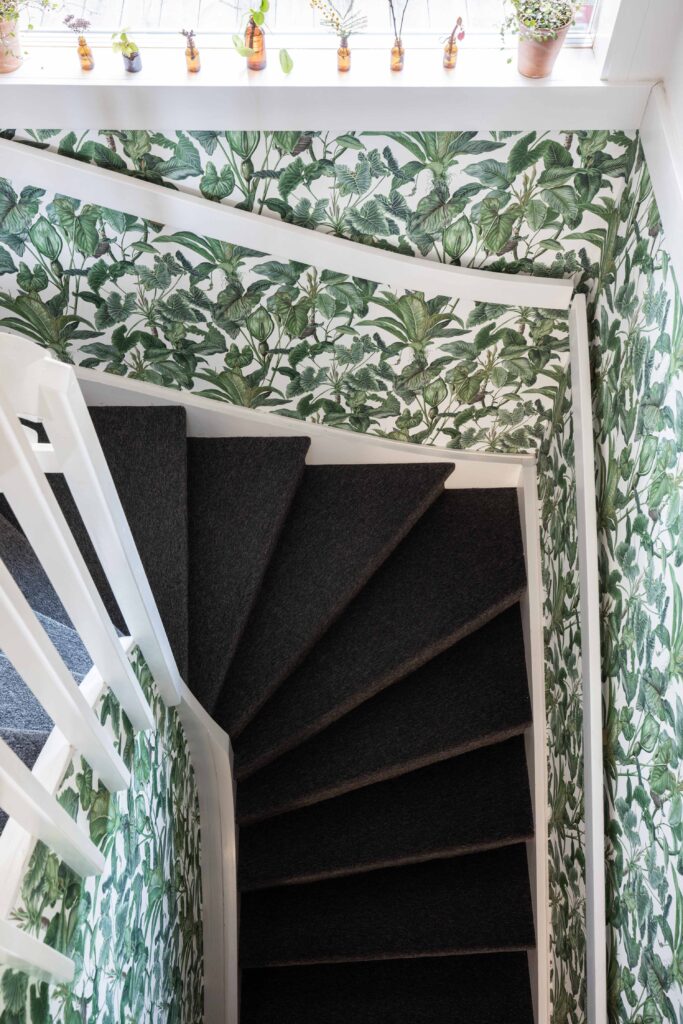 Bild på trappa med mönstrade tapeter