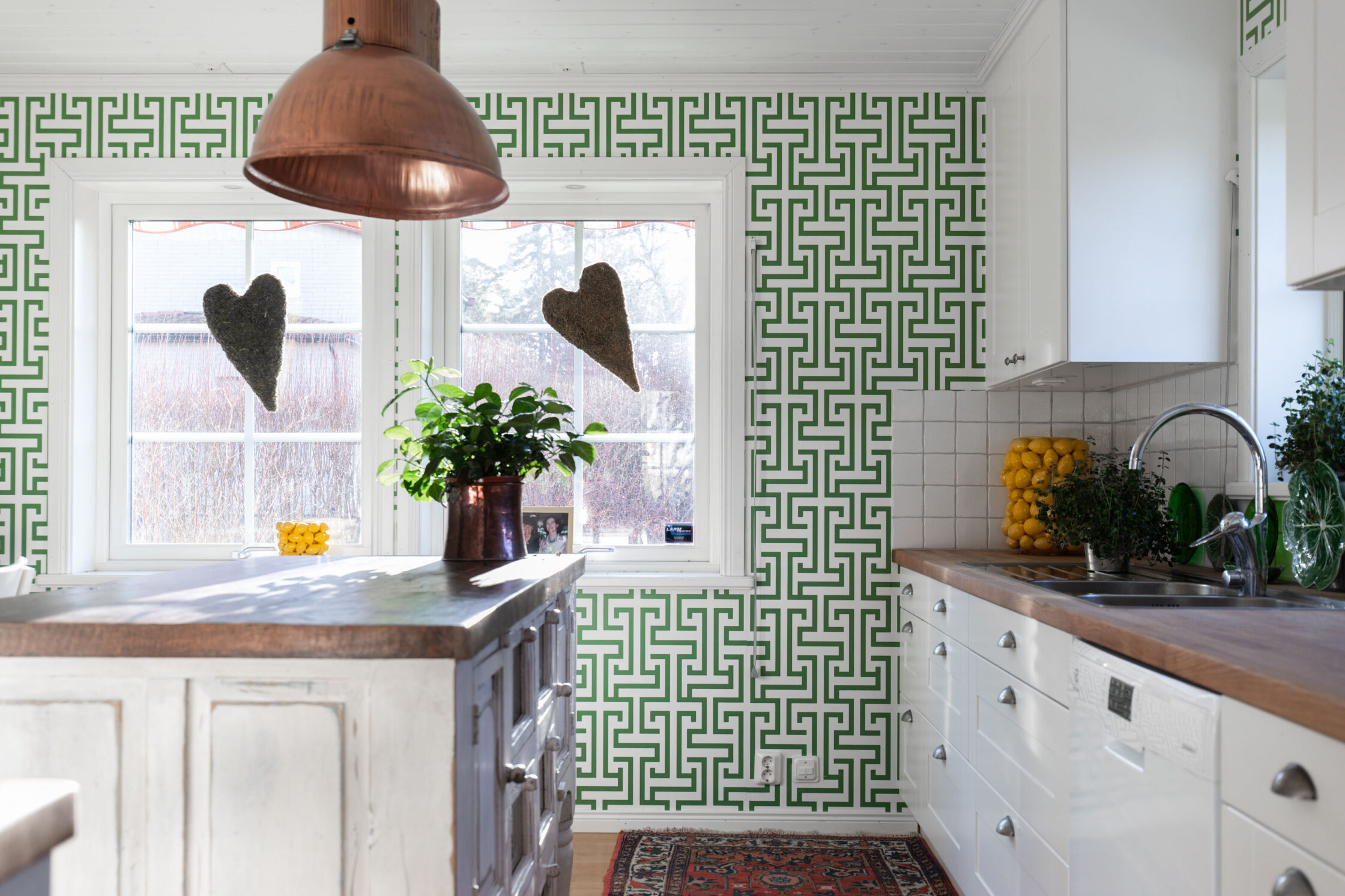 Bild på kök med mönstrade tapeter
